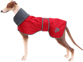Geyecete capa para galgo con forro de borrego interior para mayor comodidad.