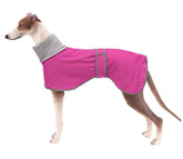 Geyecete Greyhound Cosy Fleece Jumper, vista frontal, abrigo cálido y visible para paseos nocturnos.