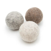 Glaciart One bolas de lana feltrada para perros en acción, ideal para juego y masticación suave