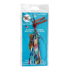 La pluma brillante invita al gato a perseguir y hacer ejercicio.