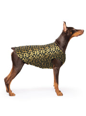 Gold Paw chaqueta polar estirable en leopardo, ideal para paseos cálidos en invierno.