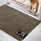 La alfombrilla Gorilla Grip SOAKSTOPPER para puerta de perro absorbe humedad y mantiene los suelos limpios.