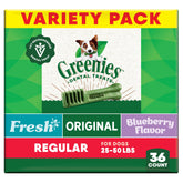 Greenies dentales original para perros adultos masticando y limpiando encías