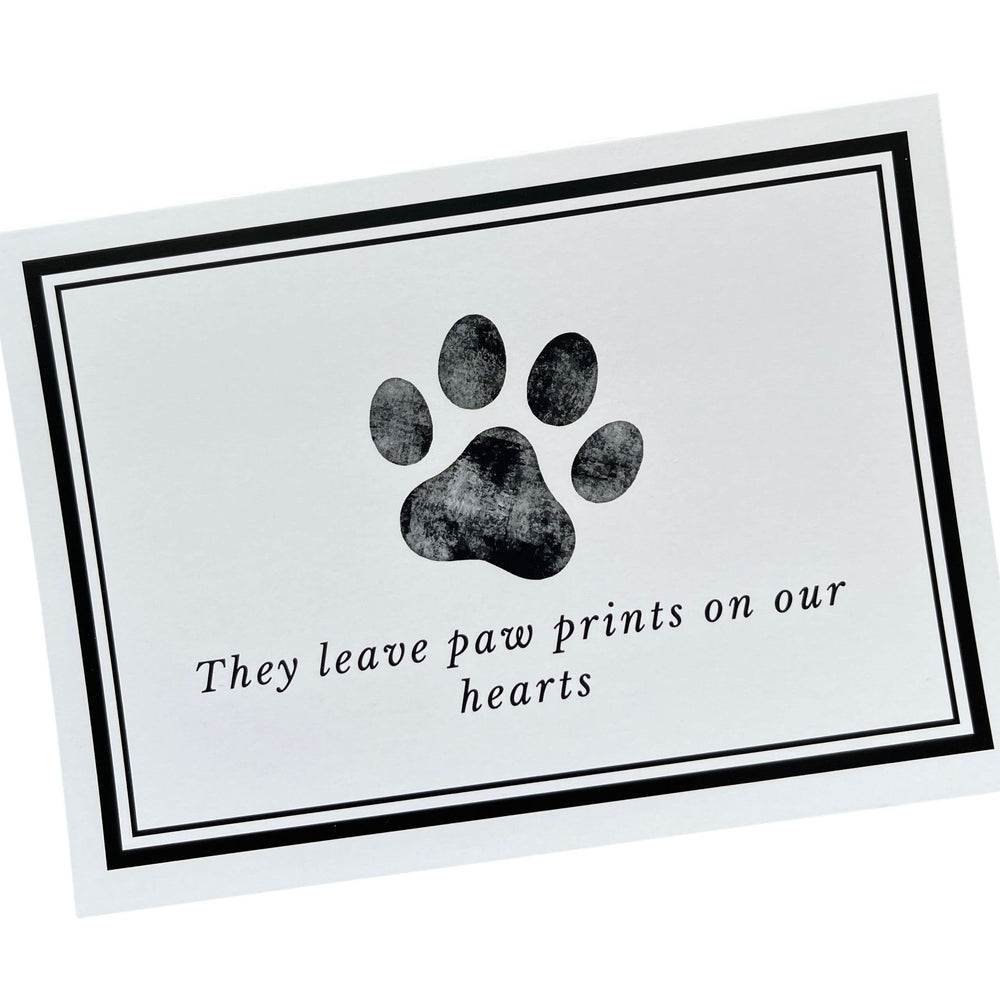 Groomers Margins: tarjetas de simpatía para perros y gatos con huellas, ofreciendo consuelo respetuoso.