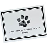 Groomers Margins: tarjetas de simpatía para perros y gatos con huellas, ofreciendo consuelo respetuoso.