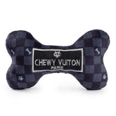Haute Diggity Dog Chewy Vuiton Hueso negro con cuadros, ideal para juego interactivo.