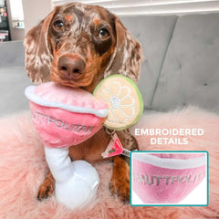 Cosmuttpolitan con bordados detallados añade estilo al juguete.