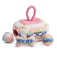 Haute Diggity Dog maleta rosada de peluche con ombré y monograma, ideal para jugar.
