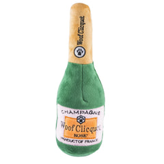 Peluche Haute Diggity Dog Woof Clicquot Rose en exterior verde oscuro, ideal para abrazos.