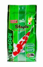 Hikari Staple Koi Food en empaque para alimentación diaria de koi