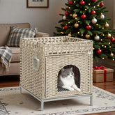 Cama para gatos Homegroove interior camello ofrece refugio cómodo.