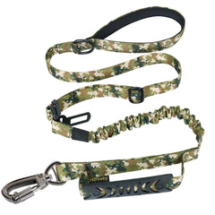 Correa Hotsky en camuflaje militar para paseos diarios