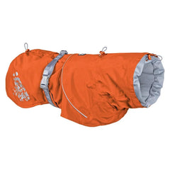 Hurtta Monsoon Coat en perro bajo lluvia, protección y comodidad.
