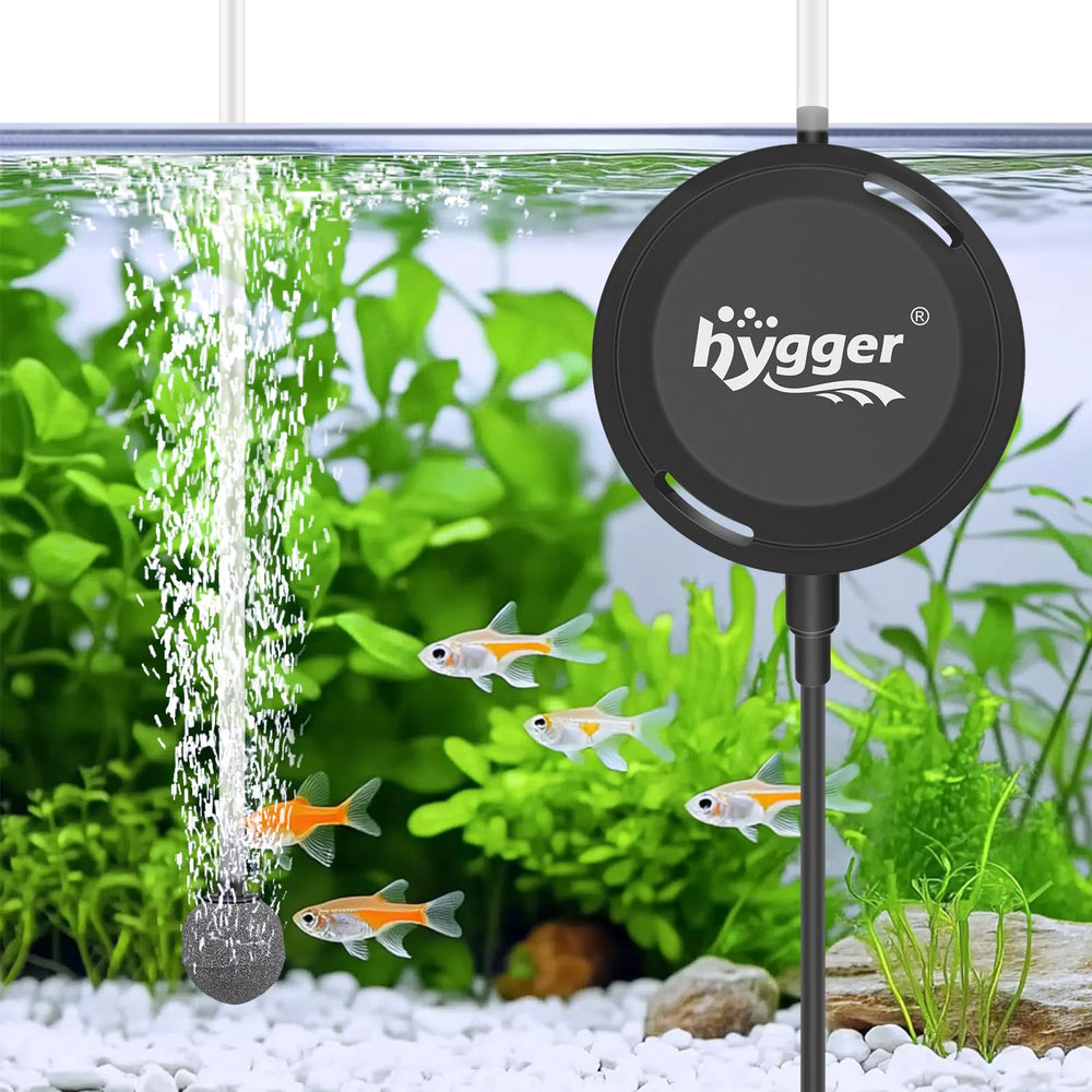 Bomba de aire hygger mini 1.5W silenciosa en funcionamiento para acuario.