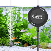 Bomba de aire hygger mini 1.5W silenciosa en funcionamiento para acuario.