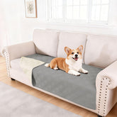 La manta hyha impermeable para perros en sofá protege el mueble de salpicaduras y pelos.