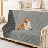 Manta impermeable hyha para perros sobre un sofá gris protegiendo el mueble