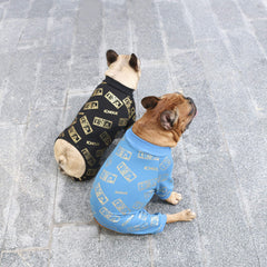 Pijama iChoue para perro bulldog francés, tejido cómodo que favorece el descanso diario.