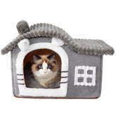 Jiupety casa-gatos-oso-interior-amplio ofrece refugio cómodo para gatos.