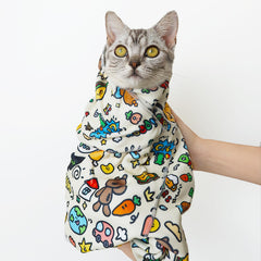 JPTECY Cat Wrap para recorte de uñas, sujetando al gato con suavidad.