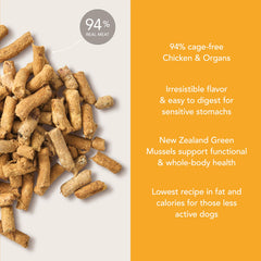 K9 Natural textura de pellets liofilizados de pollo, facilita medir porciones con precisión.