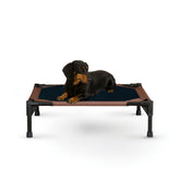 Cama elevada para perro K&H Pet Products con malla transpirable para días cálidos.