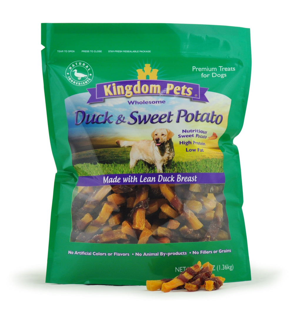 Kingdom Pets jerky de pato y patata dulce frente al empaque, ideal para entrenamiento.