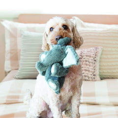 KONG Comfort Kiddos peluche con sonajero removible para momentos de calma y juego.