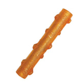 KONG Squeezz Crackle Stick muestra el sonido crujiente para juego en interiores.