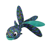 KONG Wubba Finz pez volador azul grande para lanzamiento y juego activo.