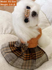 Detalle de la falda plaid naranja del suéter Lanyarco; toque elegante para fiestas.