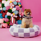 Cama LE SURE Donut para perro pequeño, vista frontal en púrpura, confort cálido.