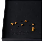 Alfombrilla Leash Boss impermeable XXL protege el suelo durante la comida.