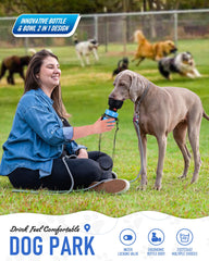 Dispensador de agua Lesotc para perros en una caminata al aire libre.