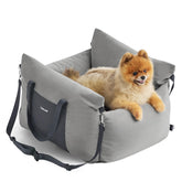 Asiento Lesure para perro pequeño en coche con acolchado suave para mayor comodidad.
