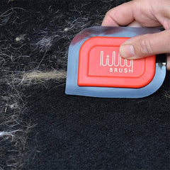 Lilly Brush Mini retirando pelo de alfombras y salón para una tela suave.