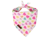 Bandana Lionet Paws beige con diseño triángulo, ideal para sesiones de San Valentín.