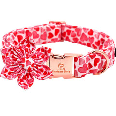 Collar Lionheart Glory con lazo floral rosa, ideal para lucir en días especiales.