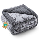 Luciphia manta impermeable para perros sobre sofá protege el mueble y ofrece confort.