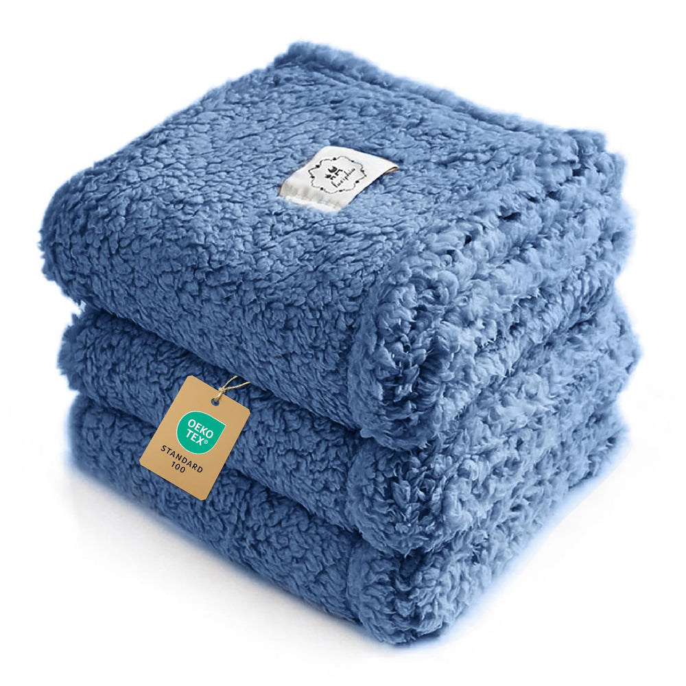 Manta Luciphia para perros con textura sherpa suave para mayor comodidad.