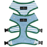 Lucy & Co. Set Sail arnés reversible con rayas azul y blanco para paseos con estilo.