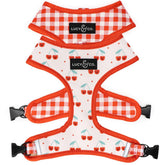 Lucy & Co. Cheery Cherries frente reversible, paseos con estilo y comodidad.