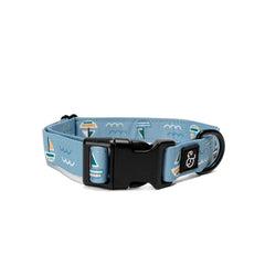 Lucy & Co. collar ajustable azul con veleros verdes y amarillos, ideal para paseos activos