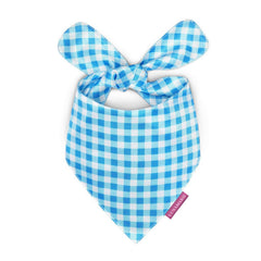 Bandana LunaMarie con cuadros azules, ideal para fotos de cumpleaños de mascotas.