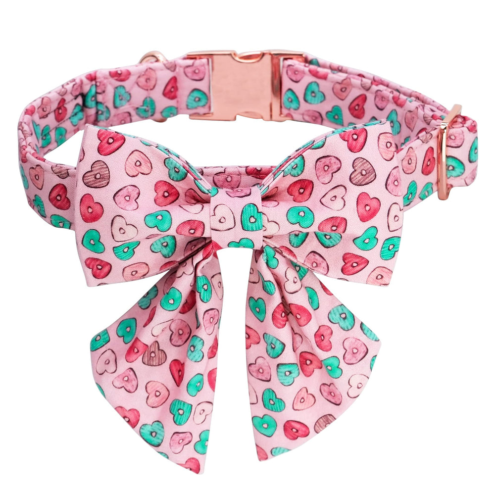 Collar M MACA BATES con lazo marinero rosa, ideal para paseos y fotos.