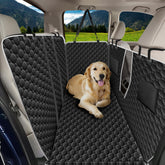 La Mancro cobertor de asiento trasero para perros protege el interior.