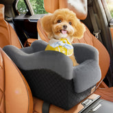 Asiento Mavora Max para perro junto a la consola central, viaje más cercano para tu mascota.