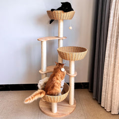 Nido de ratán tejido permite descanso ventilado para tu gato.