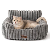 Cama MEWOOFUN para gatos de interior con bolsters altos y refugio cómodo.