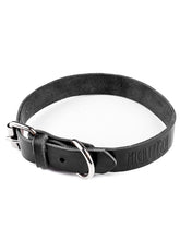 Collar Mighty Paw en cuero desgastado para un look moderno y cómodo.